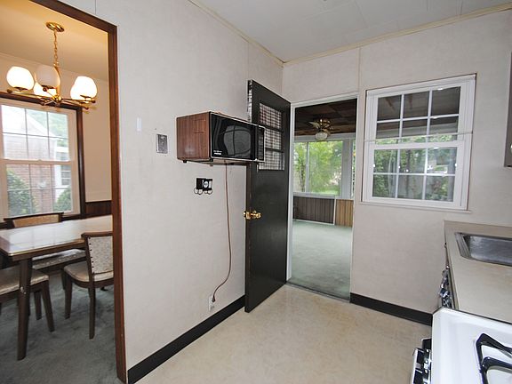 4th image of 18 Laurel Dr