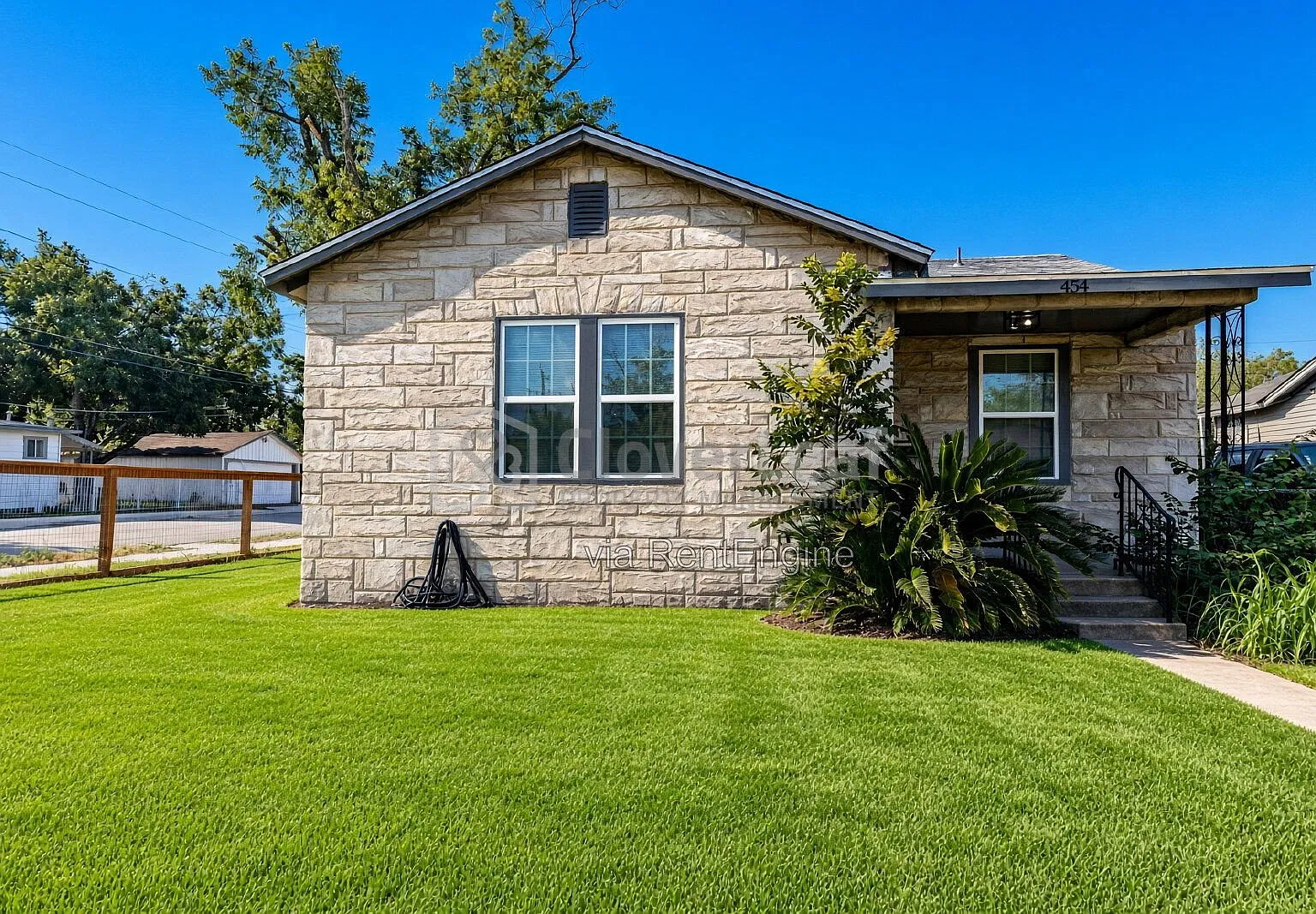3 bed, 2.0 bath, 1203 sqft, $1,597 — Photo 3