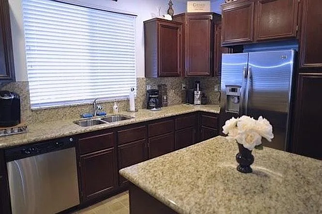 3 bed, 2.5 bath, 2156 sqft, $3,045 — Photo 3
