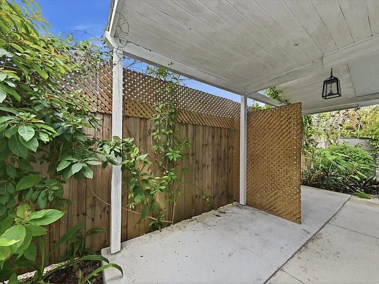 530 NE 3rd Ave — Photo 28