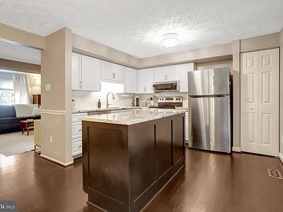 3rd image of 7418 Golden Horseshoe Ct