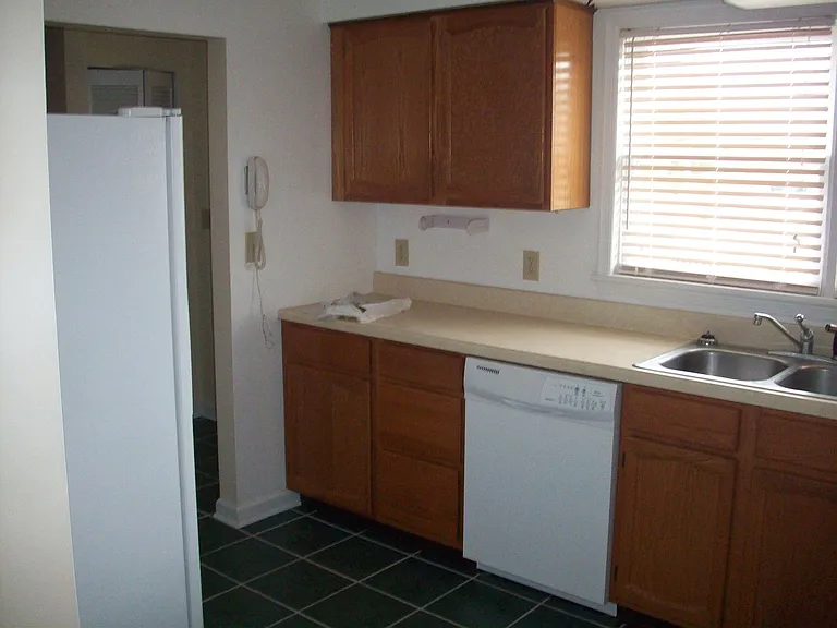 213 Pelham Dr — Photo 3