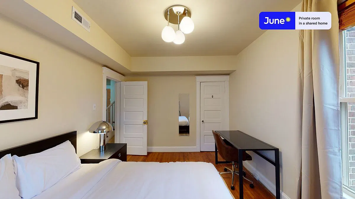 Queen bedroom in 5 bed/3 bath home in Brookland #866 B — Photo 2