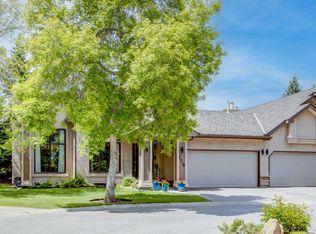 170 E Oakbriar Close SW, Calgary, AB T2V 5G6