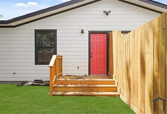 3 bed, 2400 sqft, $1,750 — Photo 2