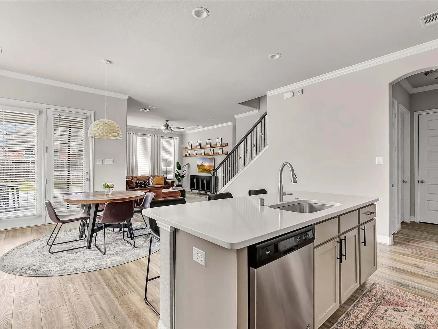 4 bed, 3.0 bath, 2636 sqft, $3,200 — Photo 4