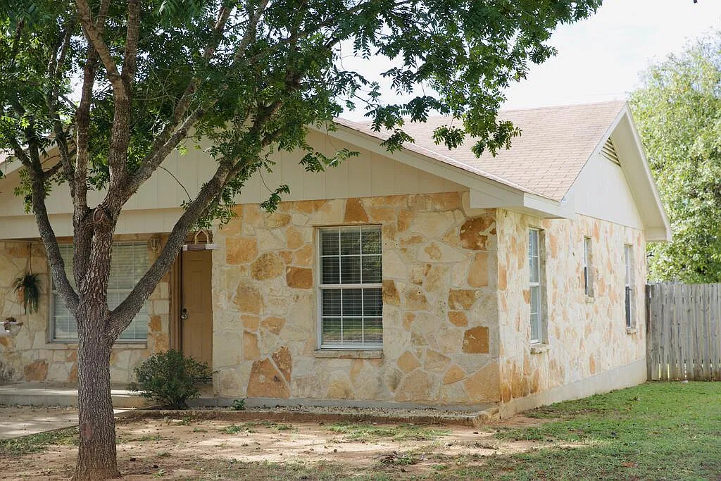 3 bed, 1152 sqft, $1,900 — Photo 3