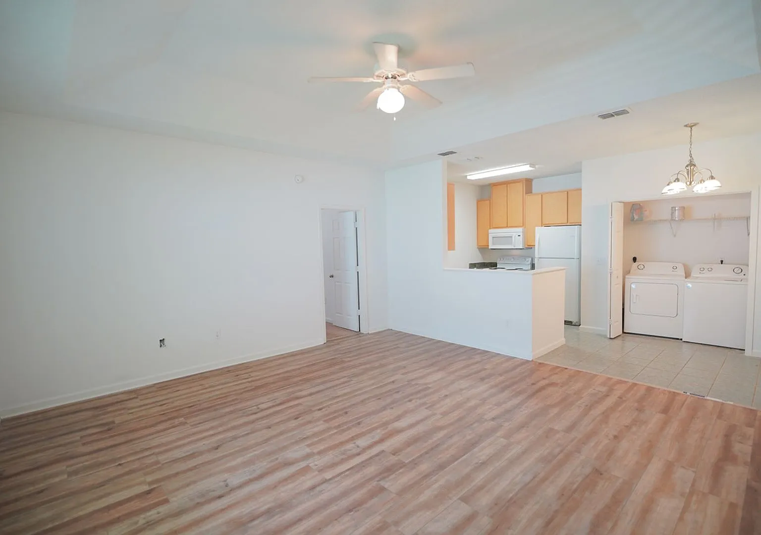 3 Bed / 2 Bath off CCSW! — Photo 2