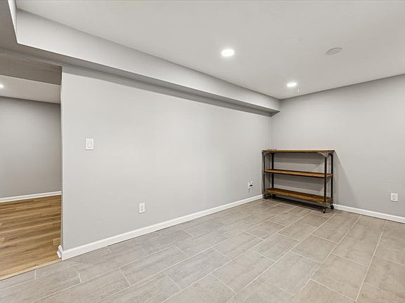 5th image of 4445 S Delaware St #B