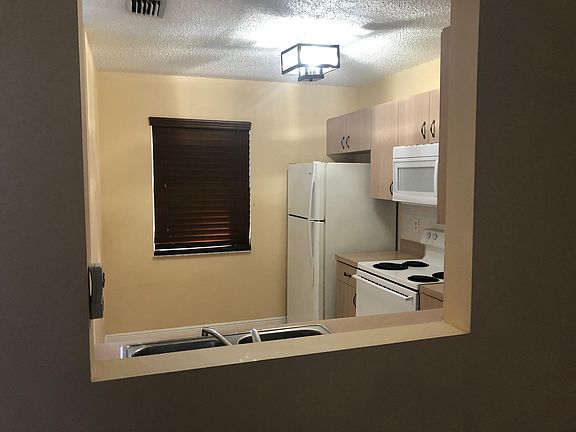 3rd image of 2015 Laura Ln APT B