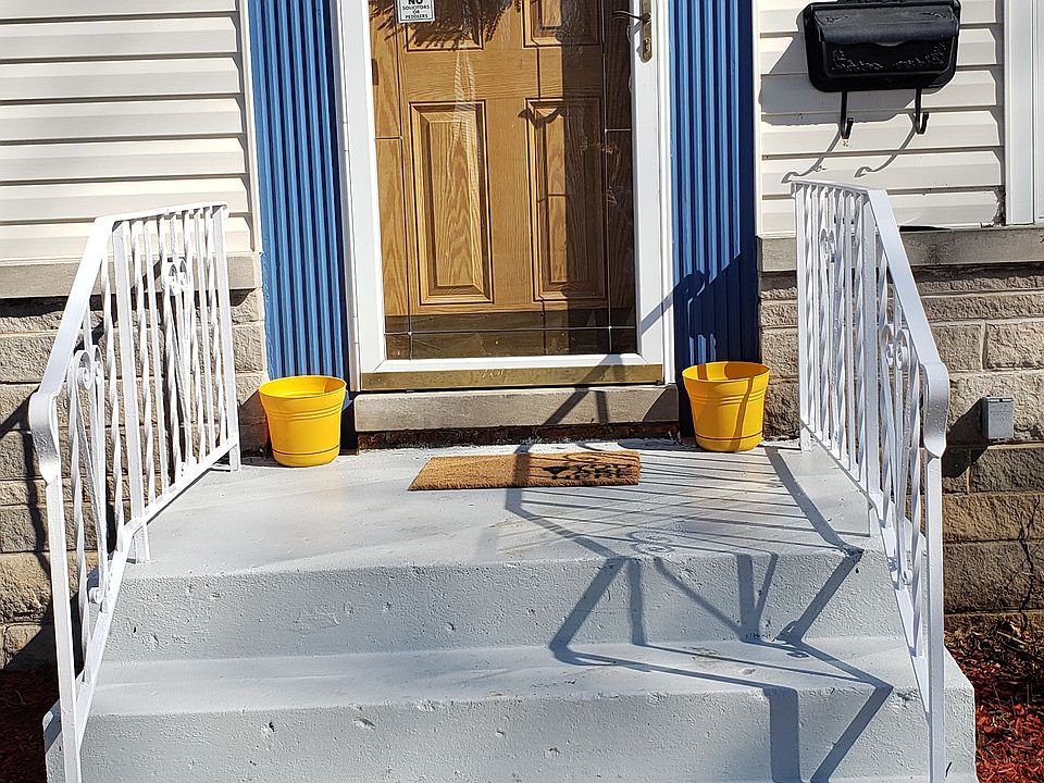 2nd image of 1155 N Hickory Ave