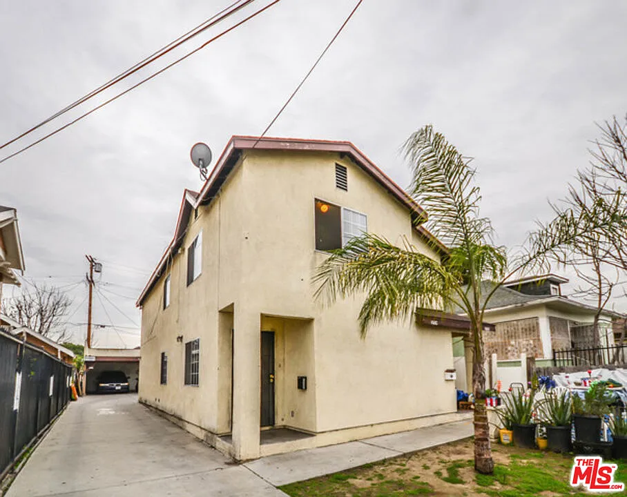 3722 Wall St
