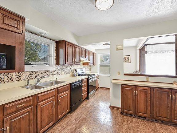 4th image of 2195 Wyandotte Ave