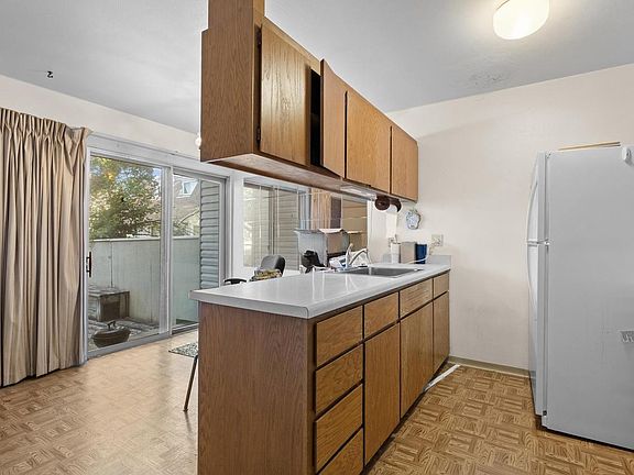 5th image of 207 East Bluff