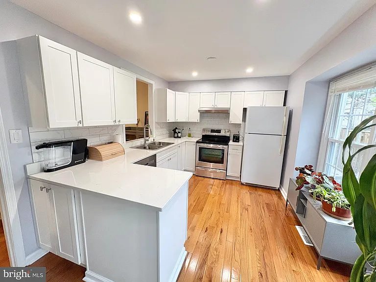 9710 Lakepointe Dr — Photo 3