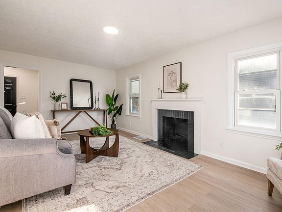 2nd image of 1994 Stratford Way