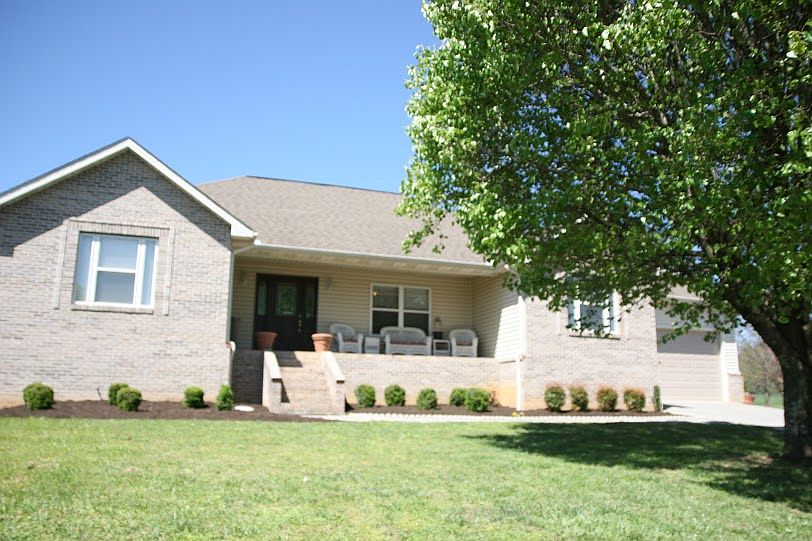 1st image of 421 Meadowlake Cir