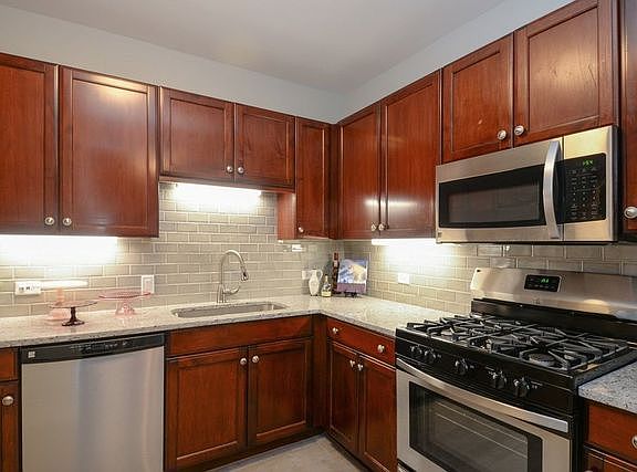 5th image of 25 E Superior St APT 405