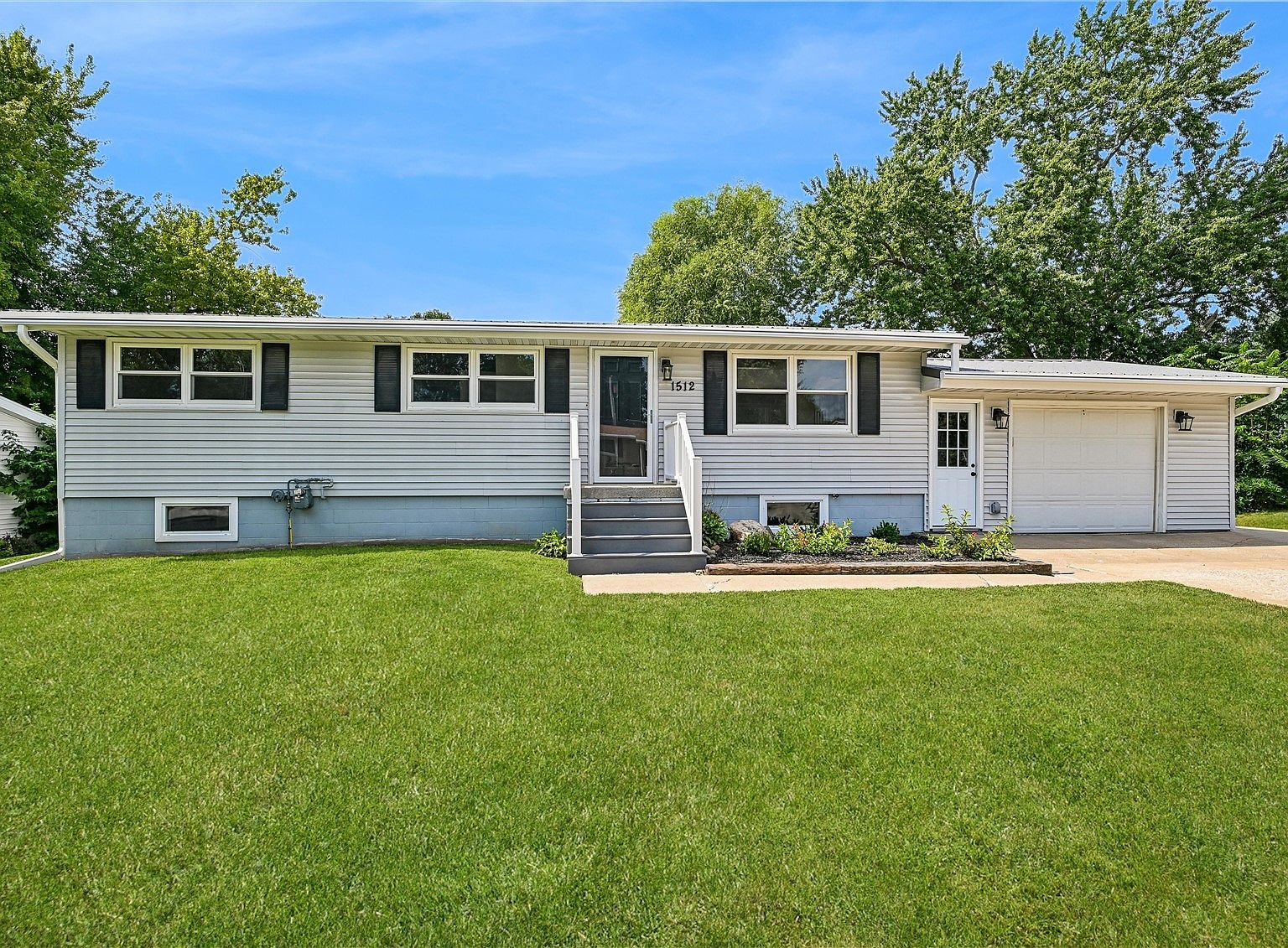 1512 Rainbow Dr — Belle Plaine Country Club