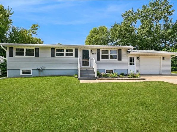 1512 Rainbow Dr, Belle Plaine, IA 52208