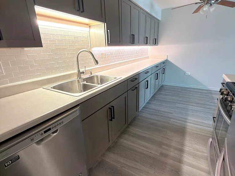Belmont Station Apartments — Photo 7