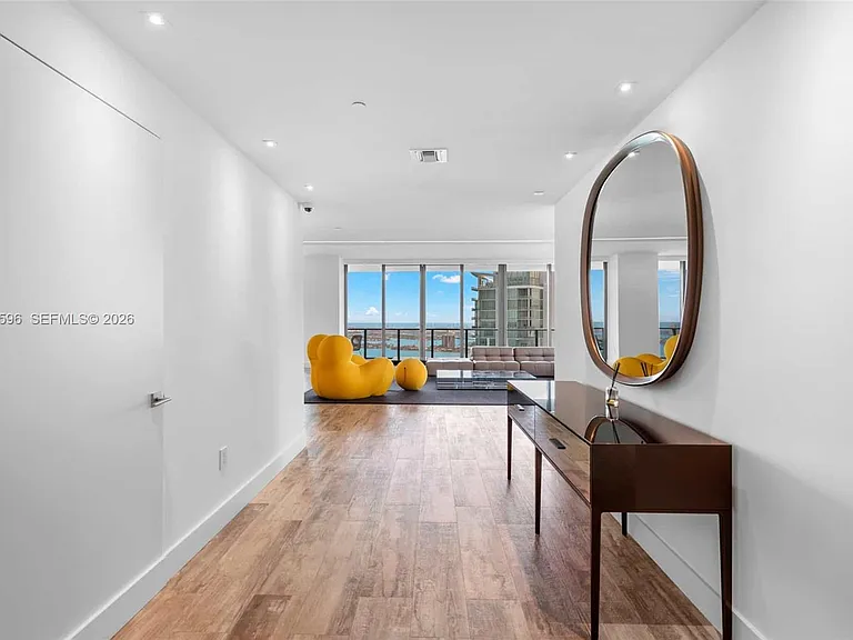 650 NE 32nd St #Penthouse 5201 — Photo 3