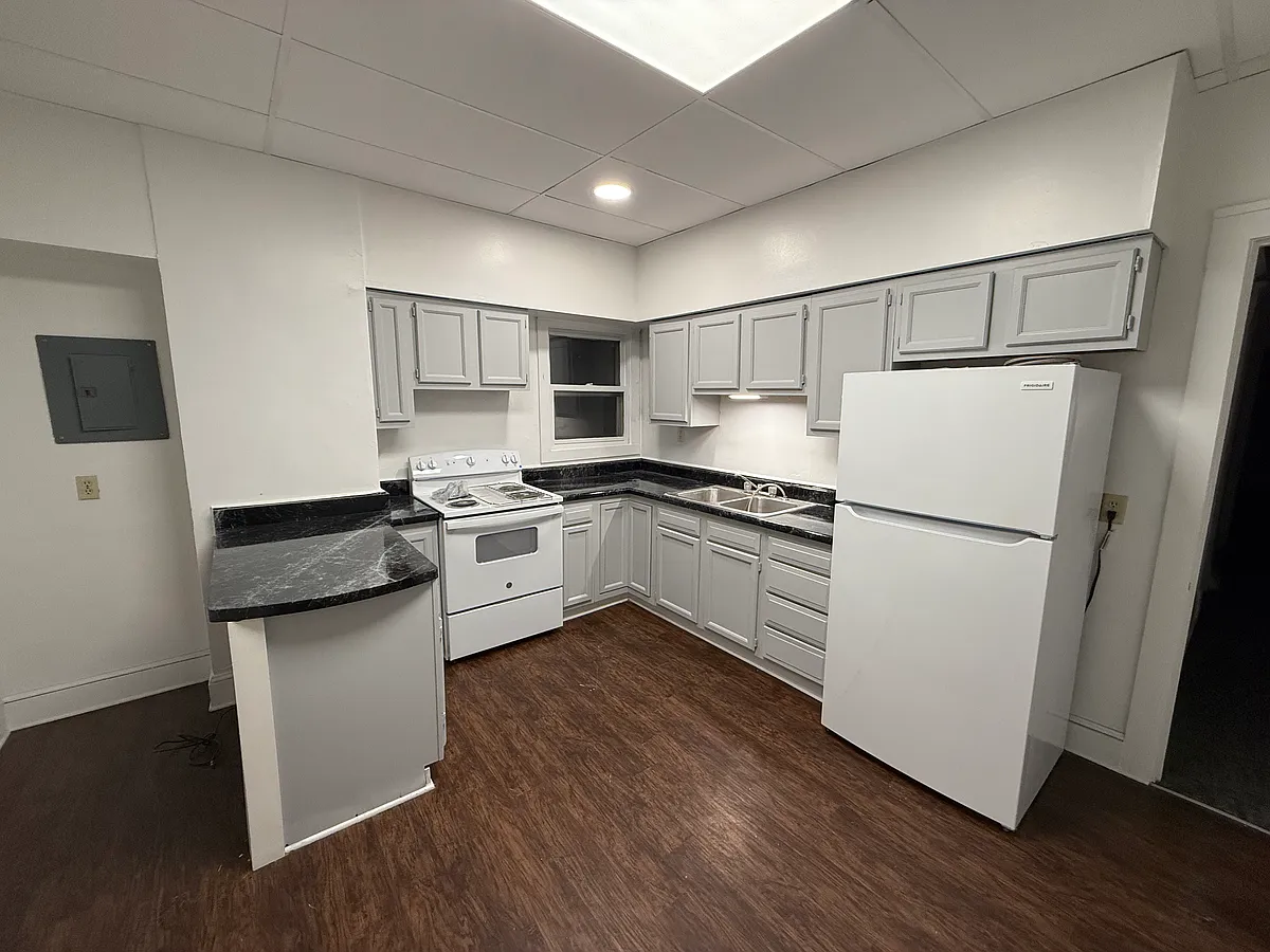 Building Photo - 915 College Ave #2