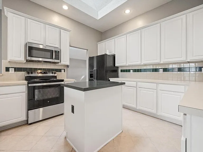 7700 Glenoaks Dr — Photo 9