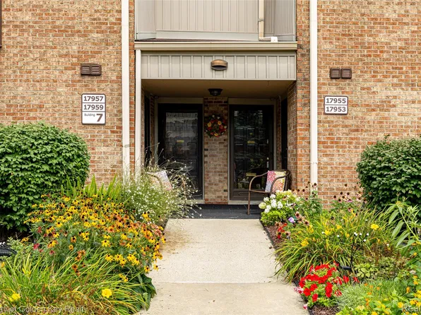 17955 University Park Dr, Livonia, MI 48152