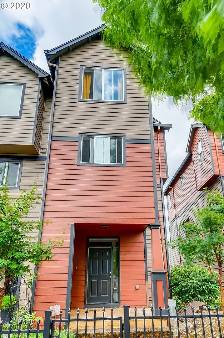 Fantastic Woodlawn Neighborhood Townhouse — Photo 3