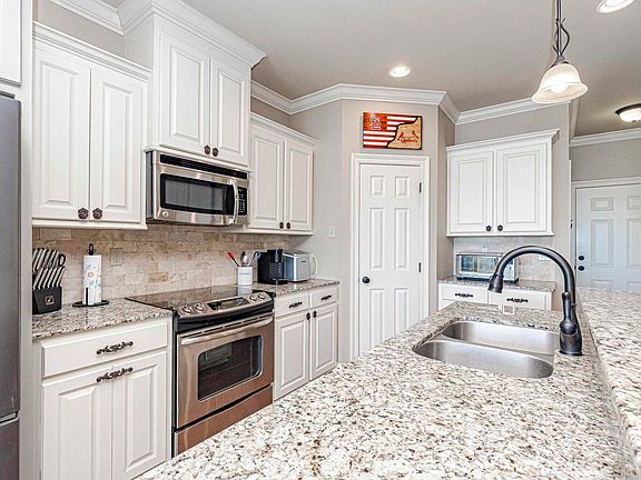 4th image of 203 Lakeshore Dr