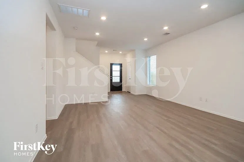 4 bed, 2.5 bath, 1853 sqft, $2,055 — Photo 4