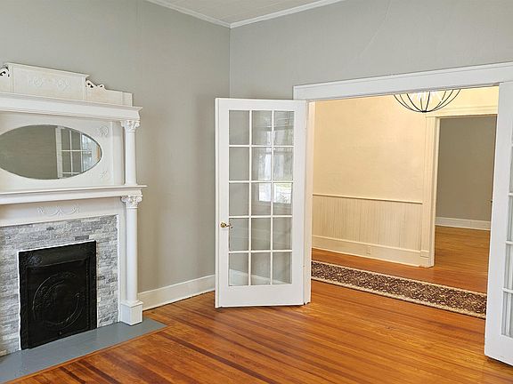 4th image of 223 S Church St