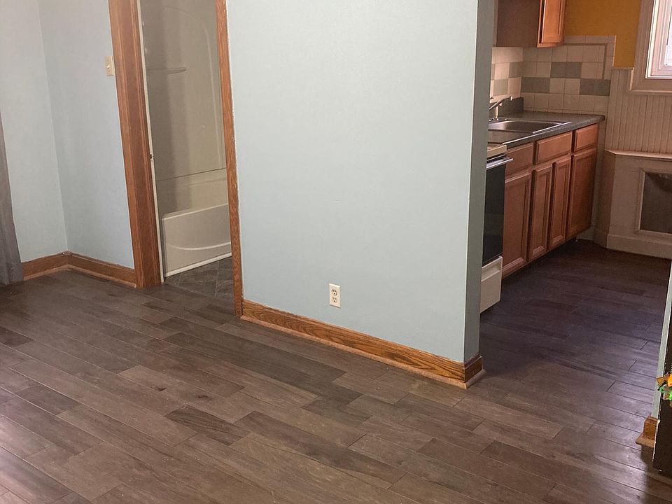 2nd image of 718 Graham Ave APT 2
