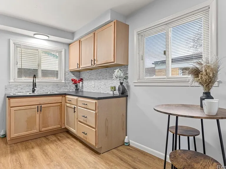 33151 Florence St — Photo 9