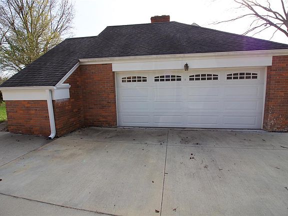 3rd image of 20 Frontenac Pl