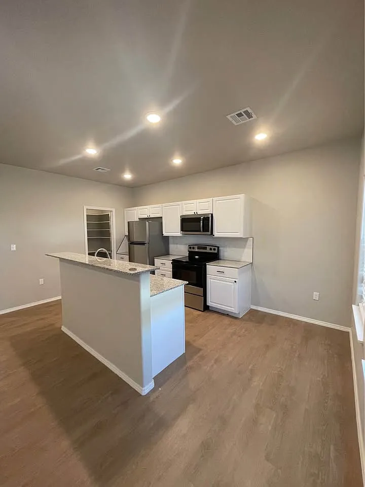 3 bed, 1400 sqft, $1,800 — Photo 3