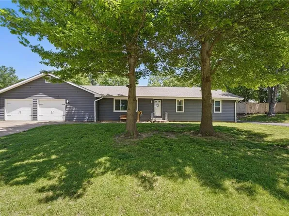 1151 S Bury St, Tonganoxie, KS 66086