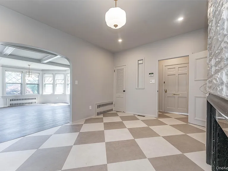 486 Oxford Rd — Photo 3
