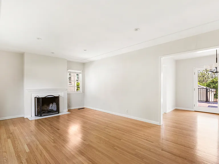982 Athens St — Photo 11