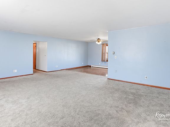 5th image of 209 E 3rd St