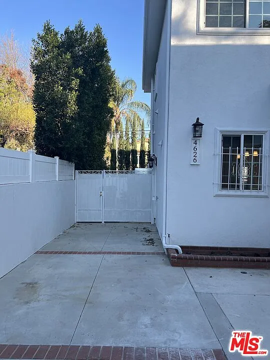 3 bed, 3.0 bath, 1350 sqft, $4,900 — Photo 2