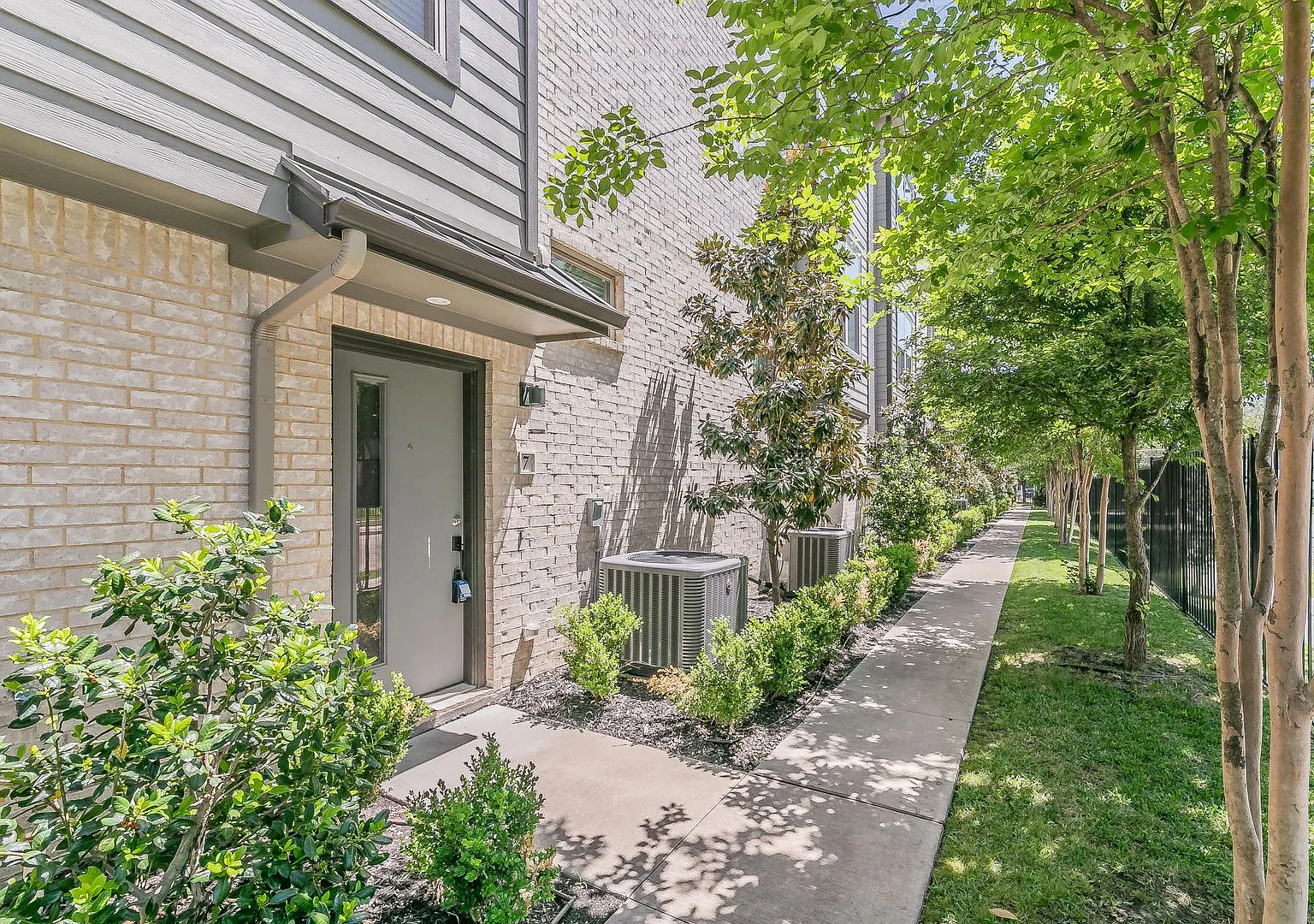 Move in Special $650.00 off of first months rent! Alta Vista West community, three story townhome... — Photo 2