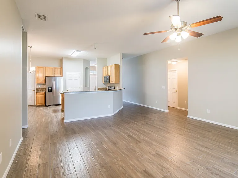 3243 Wandering Oaks Dr — Photo 2