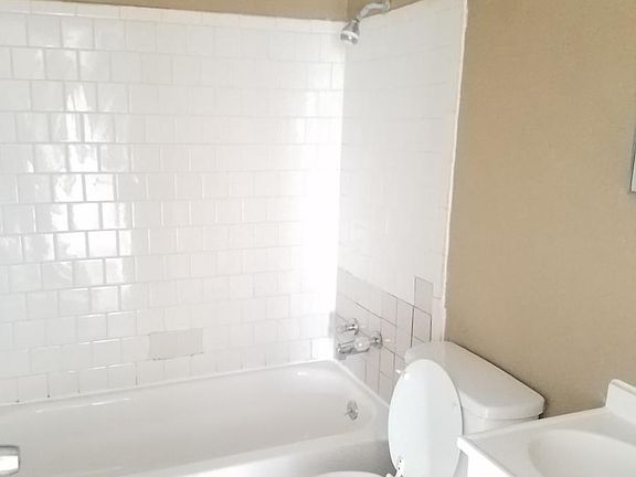 4th image of 918 Logwood Ave APT 4