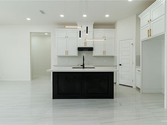 5th image of 1602 Foxtail St