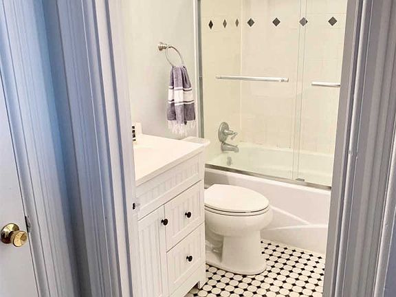 4th image of 1210 Louden St #1