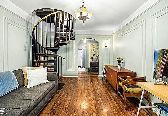 5th image of 451 W 44th St