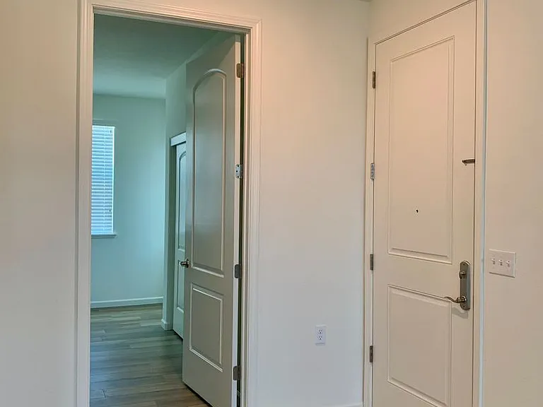 1900 Monroe Ct #100 — Photo 16