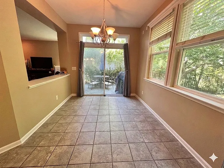 Breakfast Room - Empty